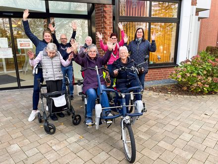 Senior*innen freuen sich über das neue Tandem