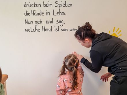 Handabdrücke und Spruch 