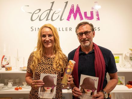Ulla Weller und Michael Maßmann unterstützen das ehrenamtliche Team des diakonischen Conceptstores in der Hasestraße. Foto: Dirk Friederich