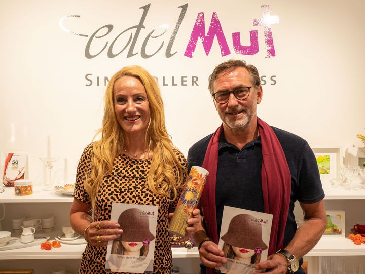 Ulla Weller und Michael Maßmann unterstützen das ehrenamtliche Team des diakonischen Conceptstores in der Hasestraße. Foto: Dirk Friederich