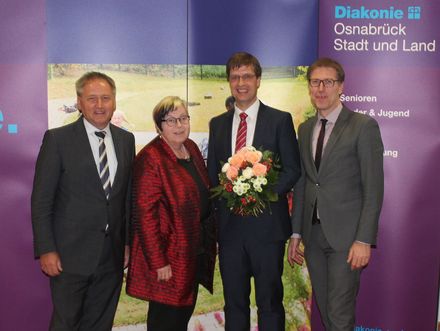 Von links nach rechts zu sehen: Gerhard Töller (kaufm. GF der Diakonie Osnabrück), Doris Schmidtke (Aufsichtsratsvorsitzende), Stephan Wilinski, Friedemann Pannen (theol. GF der Diakonie Osnabrück).
