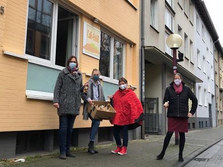 Rotaract überreicht Plätzchen-Spende ans DiakonieBISTRO.