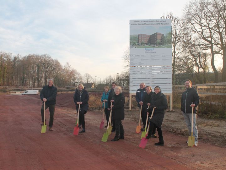 v.l.n.r.: Johannes Andrews (Ev. Stiftungen), OB Katharina Pötter, Dagmar Corbach (DIOS), Stephan Wilinski (GF DIOS), Sabine Weber (GF DIOS), Ralf Leimkühler (DIOS), Frank Otte (Stadtbaurat OS), Afra Creutz (Architektin), Florian Pickel (DIOS)