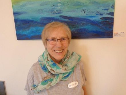 Renate Brauweiler ist mittlerweile selbst Seniorin. Doch das hindert sie nicht daran, ihre ehrenamtliche Tätigkeit als Betreuerin im Bischof-Lilje-Altenzentrum auch nach über 30 Jahren weiterhin mit viel Freude durchzuführen.