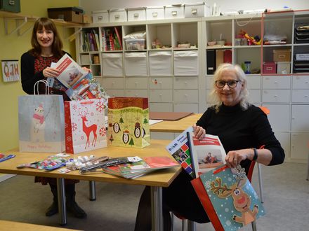 Familienbüro und Ökumenische Jugendhilfen packen Advents-Kreativtaschen für Belmer Familien. Foto: Gemeinde Belm/D. Meyer