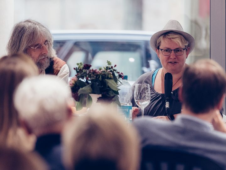 Am Montagabend wurde es im edelMut Geschäft schaurig: Die Autoren Melanie Jungk und Harald Keller lasen aus ihren neuesten Krimis und sorgten bei allen Zuhörern für viel Gänsehaut, aber auch das eine oder andere Schmunzeln.