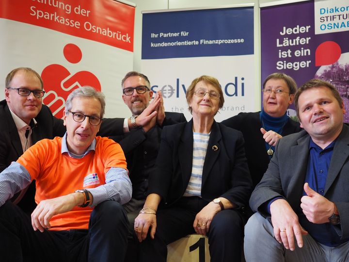 In bester Stimmung und mit herzlichem Dank auch an alle weiteren Unterstützenden übergaben Vorstände der Diakoniestiftung Osnabrück und ihre Hauptsponsoren den Spendenertrag in Höhe von 18.000 Euro:   (vlnr) Ralf Hellige (Vorstand Sparkassenstiftung Osnabrück), Johannes  Andrews (Geschäftsführer Diakoniestiftung), Robert Weidmann (Geschäftsleitung solvendi) und Karin Jabs-Kiesler (Kuratoriumsvorsitzende Diakoniestiftung) bei der Spendenübergabe an Elke Eilers und Axel Winter (Einrichtungsleiterin und Geschäftsführer des Betreuungsvereins der Diakonie Osnabrück e.V.)