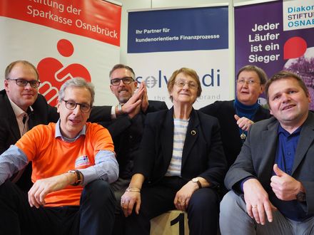 In bester Stimmung und mit herzlichem Dank auch an alle weiteren Unterstützenden übergaben Vorstände der Diakoniestiftung Osnabrück und ihre Hauptsponsoren den Spendenertrag in Höhe von 18.000 Euro:   (vlnr) Ralf Hellige (Vorstand Sparkassenstiftung Osnabrück), Johannes  Andrews (Geschäftsführer Diakoniestiftung), Robert Weidmann (Geschäftsleitung solvendi) und Karin Jabs-Kiesler (Kuratoriumsvorsitzende Diakoniestiftung) bei der Spendenübergabe an Elke Eilers und Axel Winter (Einrichtungsleiterin und Geschäftsführer des Betreuungsvereins der Diakonie Osnabrück e.V.)
