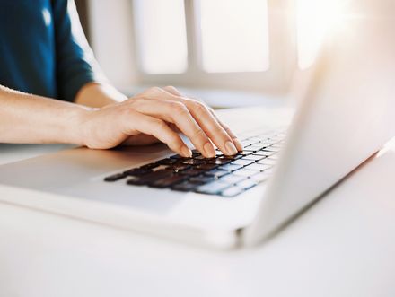 Besonders in Zeiten von Corona ist bedingt durch Ausgangs- und Kontaktbeschränkungen die Nachfrage und Nutzung der digitalen Medien stark gestiegen. Doch wann ist es zu viel? 