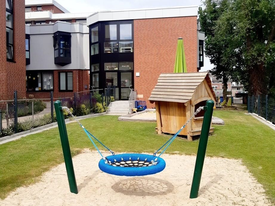 Schaukel auf dem Spielplatz der Kita Wüstenmäuse