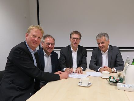Vertragsunterzeichnung am 19.12.2018. vlnr: Dr. Martin Eversmeyer, Gerhard Töller, Friedemann Pannen, Rudolf Küster.