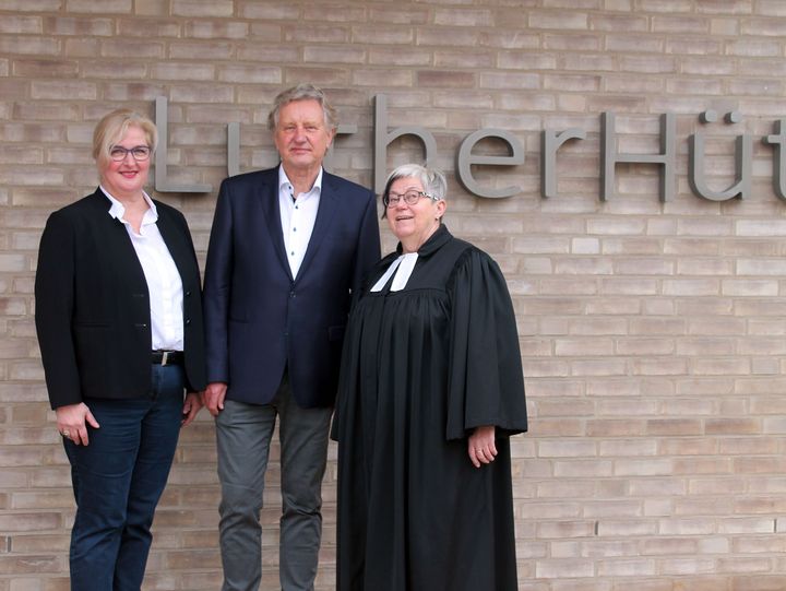 v.l.n.r.: Christiane Mollenhauer (Geschäftsführerin der Diakonie Osnabrück), Klaus Polack, Doris Schmidtke (Aufsichtsratsvorsitzende).