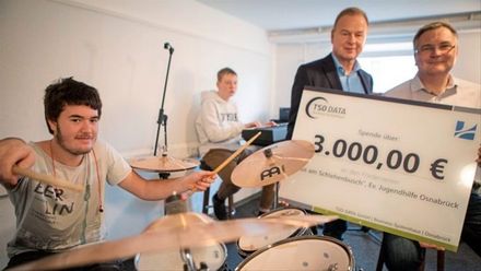 Marvin (am Schlagzeug) und Leon (Keyboard) wollen mit ihrer Band eine CD aufnehmen, Uwe Langner und Dirk Frommeyer (von links) von TSO Data machen’s möglich. Foto: Swaantje Hehmann