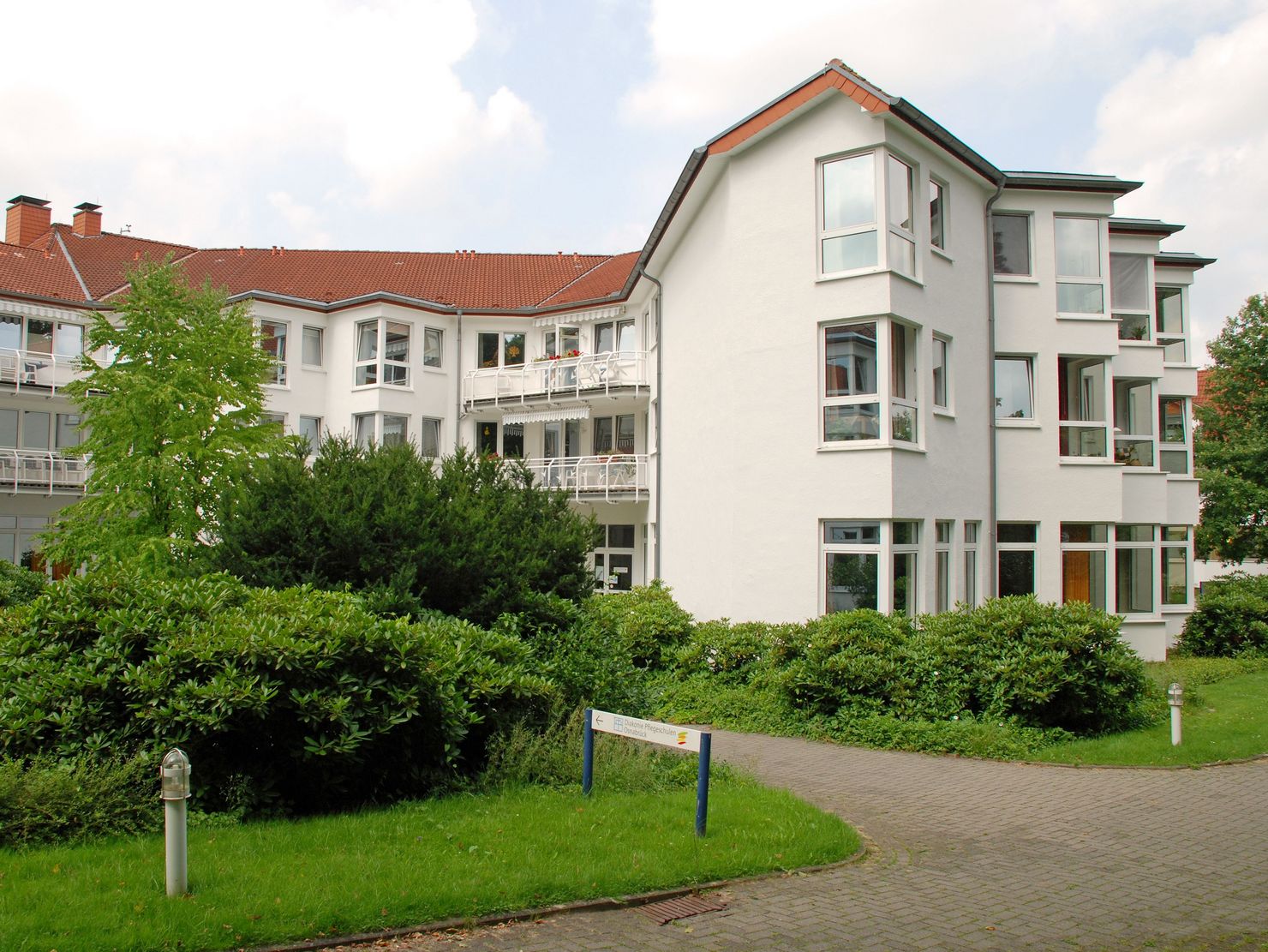 Blick vom Parkplatz auf das Gebäude der stationären Altenhilfe im Hermann-Bonnus-Haus