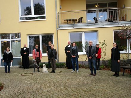 v.l.n.r.: Annette Vennemann-Ruhland, Pastor Stephan Kottmeier, Sarah Lücking, Helga Hollander, Julianna Pekal, Pastor Matthias Groeneveld, Ina Beering, Kai Wiese, Karin Vornhülz, Ordensschwester Barbara Oevermann.