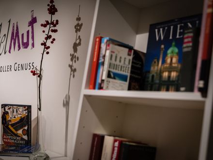 Jetzt wird es spannend: edelMut schafft Bücherwand für Krimifreunde!