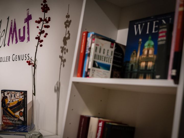 Jetzt wird es spannend: edelMut schafft Bücherwand für Krimifreunde!