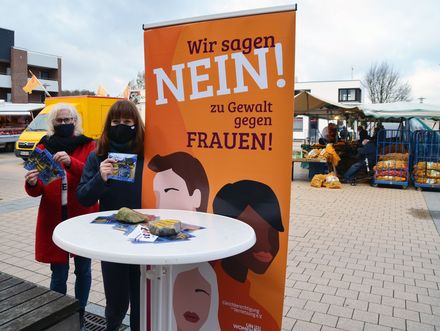 Öffentlichkeitsarbeit zum Anti-Gewalt-Tag auf dem Belmer Marktplatz. Foto: Gemeinde Belm/D. Meyer