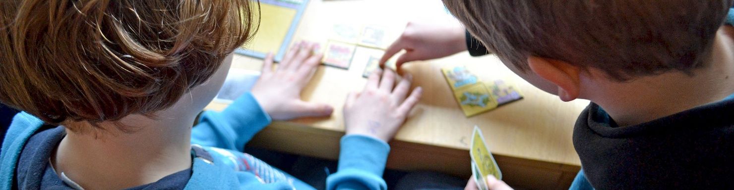 Zwei Jungen spielen Karten während ihrer Betreuung im Gergard-Uhlhorn-Haus