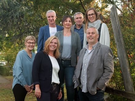 in der vorderen Reihe v.l.n.r.: Ute Albers, Martina Freisel, Matthias Westermann. In der hinteren Reihe v.l.n.r.: Frank Becker (Geschäftsführer), Mona Harre, Gerhard Not-Debbeler, Eva Fild. Foto: Karina Eggers, Diakonie Osnabrück.