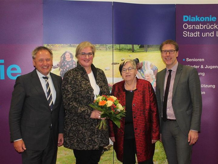 von links nach rechts zu sehen: Gerhard Töller (kaufm. GF der Diakonie Osnabrück), Christiane Mollenhauer, Doris Schmidtke (Aufsichtsratsvorsitzende), Friedemann Pannen (theol. GF der Diakonie Osnabrück).