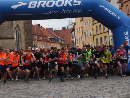 Jeder Läufer ist ein Sieger! Unter diesem Motto veranstaltete die Diakoniestiftung Osnabrück am 27. April den 9. Osnabrücker Gipfelsturm, der über eine Distanz von 10 km vom Marktplatz hinauf ins Ziel auf dem Piesberg führt. 