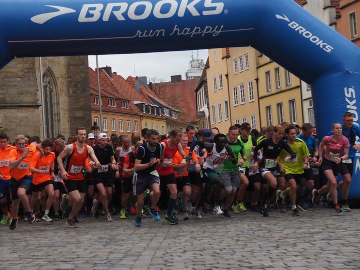 Jeder Läufer ist ein Sieger! Unter diesem Motto veranstaltete die Diakoniestiftung Osnabrück am 27. April den 9. Osnabrücker Gipfelsturm, der über eine Distanz von 10 km vom Marktplatz hinauf ins Ziel auf dem Piesberg führt. 