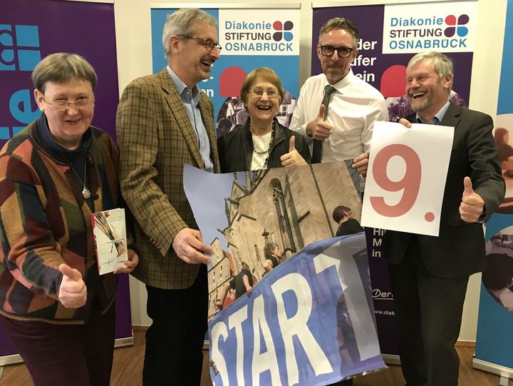 Motivation , Vorfreude und Begeisterung: die Vorbereitung zum 9. Osnabrücker Gipfelsturm sind in vollem Gange (vlnr Elke Eilers (Betreuungsverein), Johannes Andrews und Karin Jabs-Kiesler (Kuratorium der Diakoniestiftung Osnabrück), Robert Weidmann (Mitglied der Geschäftsleitung solvendi/Hauptsponsor) und Hinrich Haake(Leitung Vorbereitungsteam/ Kuratorium der Diakoniestiftung Osnabrück)