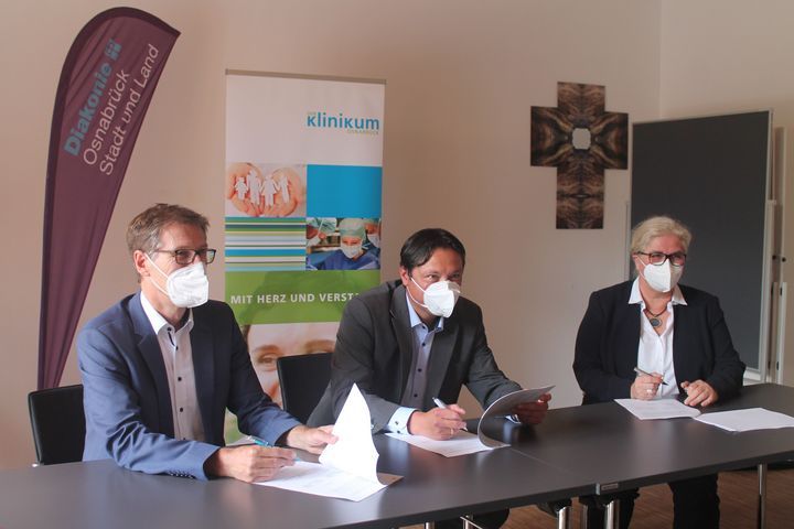 v.l.n.r.: Friedemann Pannen (Geschäftsführer DIOS), Frans Block (Geschäftsführer Klinikum Osnabrück), Christiane Mollenhauer (Geschäftsführerin DIOS)