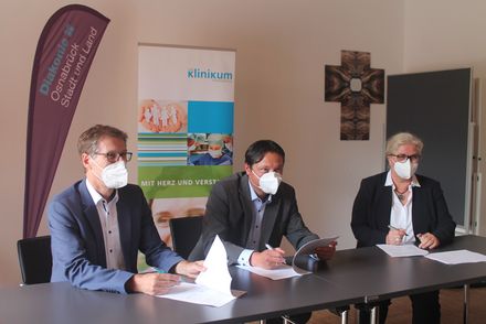 v.l.n.r.: Friedemann Pannen (Geschäftsführer DIOS), Frans Block (Geschäftsführer Klinikum Osnabrück), Christiane Mollenhauer (Geschäftsführerin DIOS)